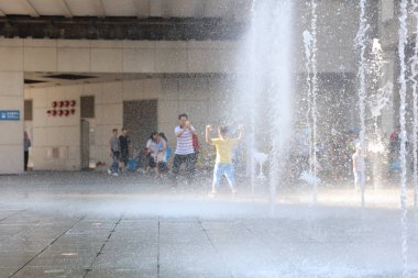 Çeşme bina cephe rekonstrüksiyon önerisi ile oynayan mutlu çocuk