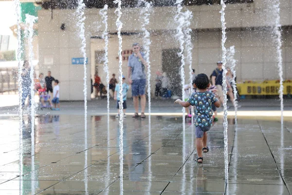 Çeşme bina cephe rekonstrüksiyon önerisi ile oynayan mutlu çocuk