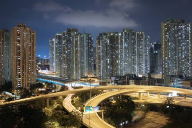 gece görünümü Modern şehir trafik otoyol ve köprü
