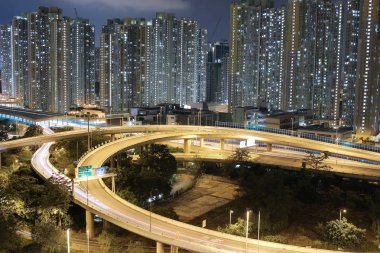 gece görünümü Modern şehir trafik otoyol ve köprü