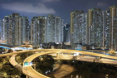 gece görünümü Modern şehir trafik otoyol ve köprü