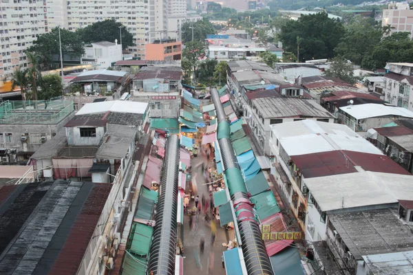 Ngau Chi Wan Pazar kabinleri gece görünümü