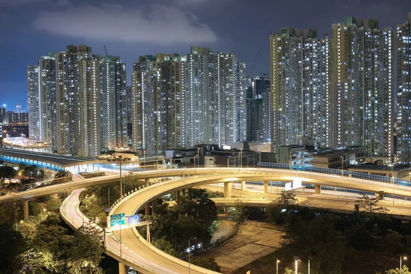 gece görünümü Modern şehir trafik otoyol ve köprü