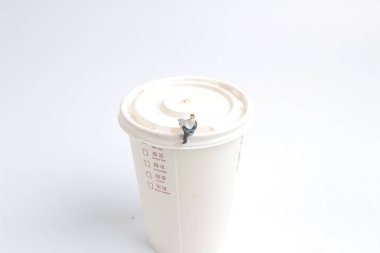 şekil oturup kağıt kupa gazete okuyun