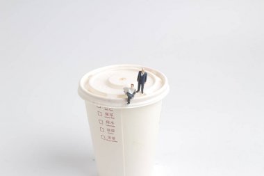 şekil oturup kağıt kupa gazete okuyun