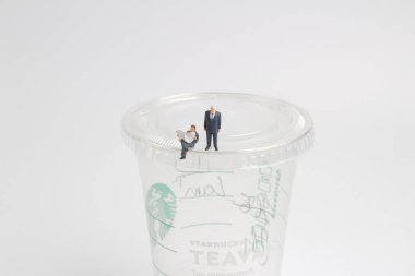  şekil oturup gazete Kupası okuyun 