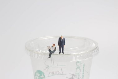  şekil oturup gazete Kupası okuyun 