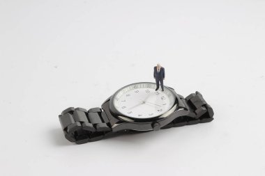 mini iş adamı şekil gözetim altında duran