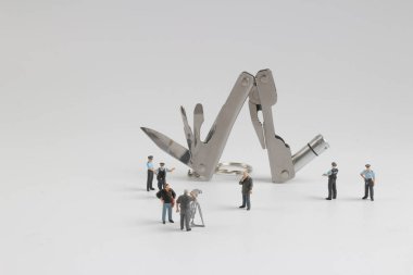 canlı ekranda küçük tv repoter alay