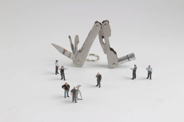 canlı ekranda küçük tv repoter alay