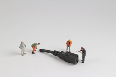 küçük işçi ses ve tel ile alay