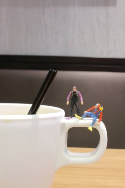 Eğlence kupa üzerinde bekleyen min dalgıç, 