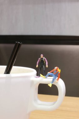 Eğlence kupa üzerinde bekleyen min dalgıç, 