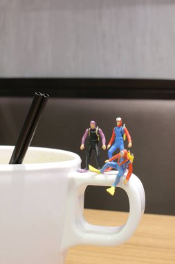 Eğlence kupa üzerinde bekleyen min dalgıç, 