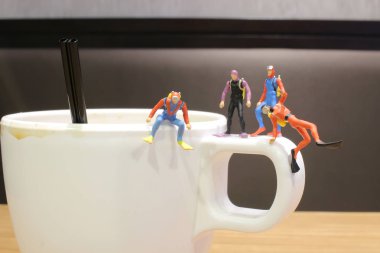 Eğlence kupa üzerinde bekleyen min dalgıç, 