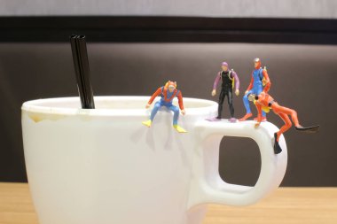 Eğlence kupa üzerinde bekleyen min dalgıç, 