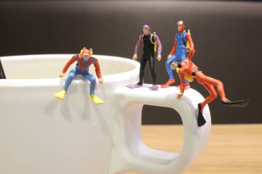 Eğlence kupa üzerinde bekleyen min dalgıç, 