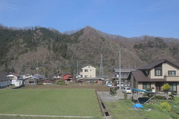 Utsikt över landsbygden japan på Chuo linje-begränsad Express tåg — Stockfoto
