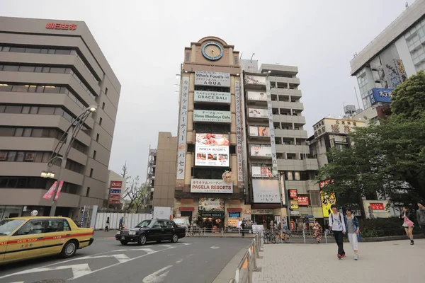 Upptagen marknaden street längs Yamanote — Stockfoto