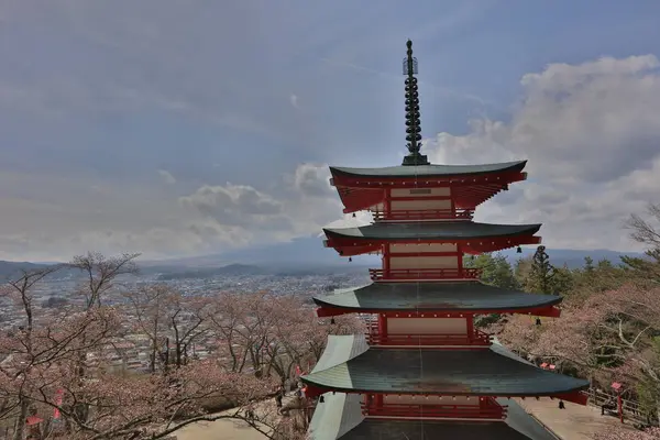 Arakura Sengen tapınak Fujiyoshida içinde