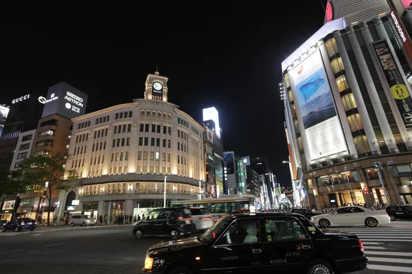 Ginza vägskäl på natten i Tokyo. — Stockfoto