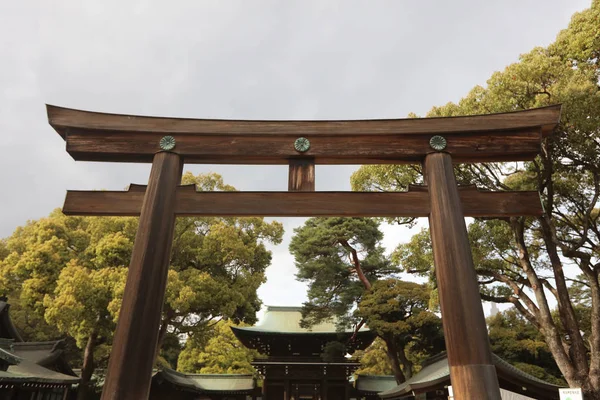 Torii de Meiji-jingu en Tokio, Japón . — Foto de Stock