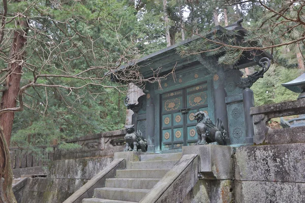 Змітайте Shinto священик під Yomeimon ворота — стокове фото