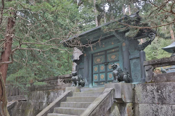 Shinto präst sopar under Yomeimon grinden — Stockfoto