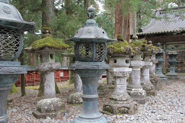 Antigua linterna de bronce fuera del santuario de Nikko Toshogu, Japón —  Fotos de Stock