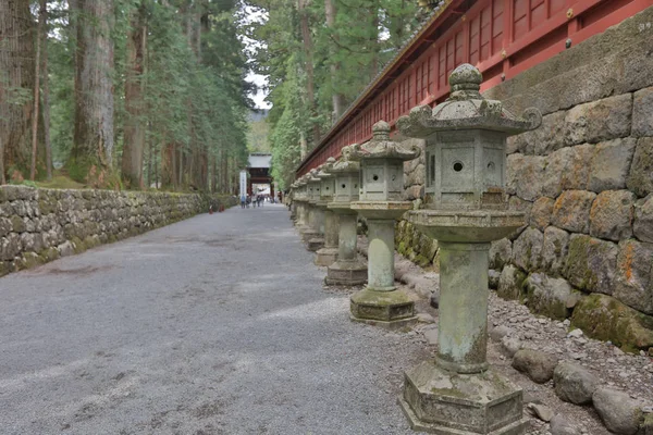 Lanternes en pierre sur le côté du sanctuaire Toshogu — Photo