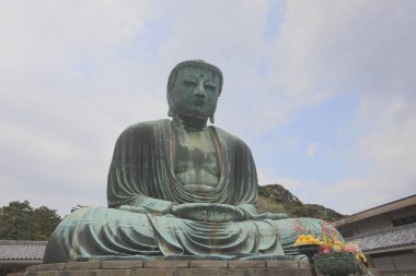 Amida Buda Kotokuin içinde bir bronz heykel 