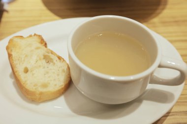 ahşap arka planda ekmek ile çorba
