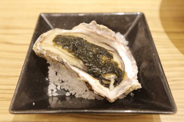 Halk dekorasyonlu tabak üzerinde Istiridye açıldı