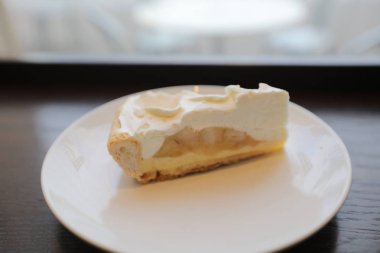 Karamel ve muz ile pasta.