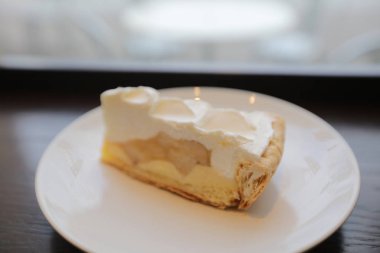 Karamel ve muz ile pasta.