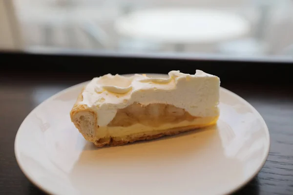 Pastel con caramelo y plátano . — Foto de Stock