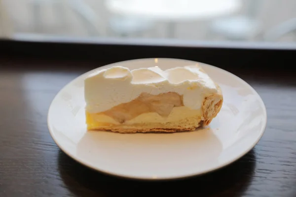 Pastel con caramelo y plátano . — Foto de Stock