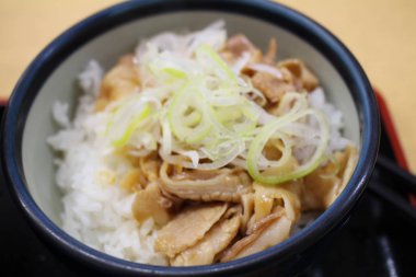 Kızarmış domuz eti pilav üstüne tatlı sos ile