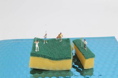 Mini Golf sünger üzerinde oynuyorlar