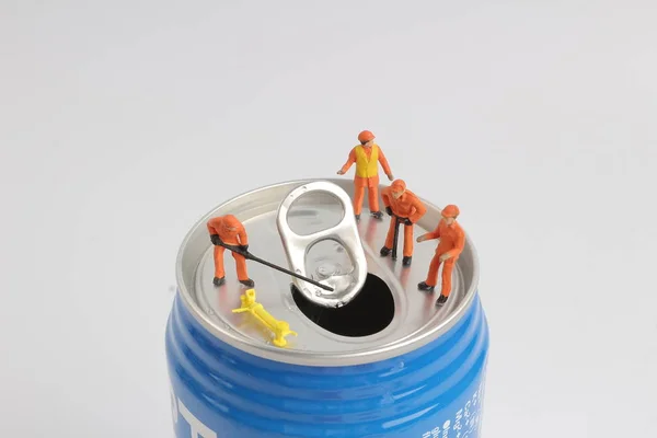 Trabalhador mínimo em cima da lata de refrigerante — Fotografia de Stock