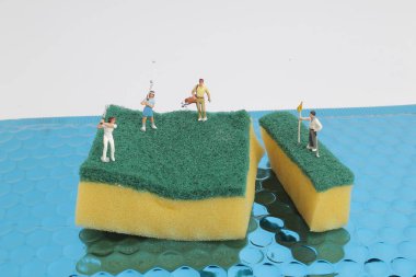 Mini Golf sünger üzerinde oynuyorlar