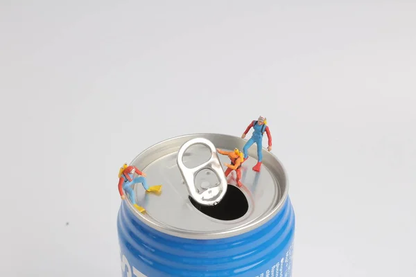 Diversão de pequeno mergulhador na lata de bebida vendida — Fotografia de Stock
