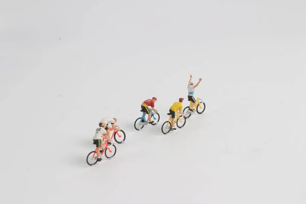 Min Figur des Mannes Fahrrad fahren an Bord — Stockfoto