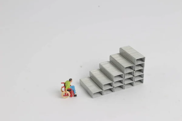 Min rolstoel door trappen. Rolstoel toegang concept — Stockfoto
