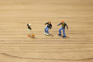 oyuncak patenciler masada alay