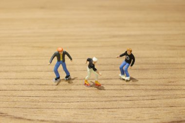 oyuncak patenciler masada alay