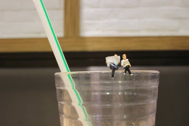  işadamı minyatür mini figür gazete okumak