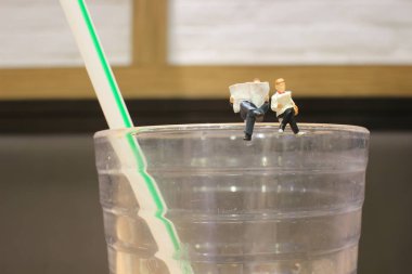  işadamı minyatür mini figür gazete okumak