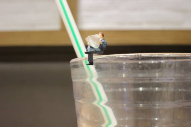  işadamı minyatür mini figür gazete okumak