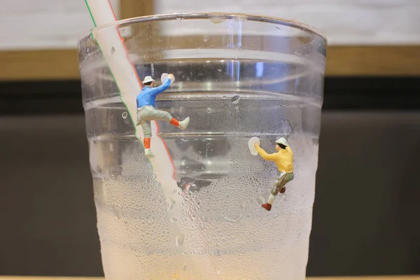 Te içki tırmanma spor yapan mini insanlar izole